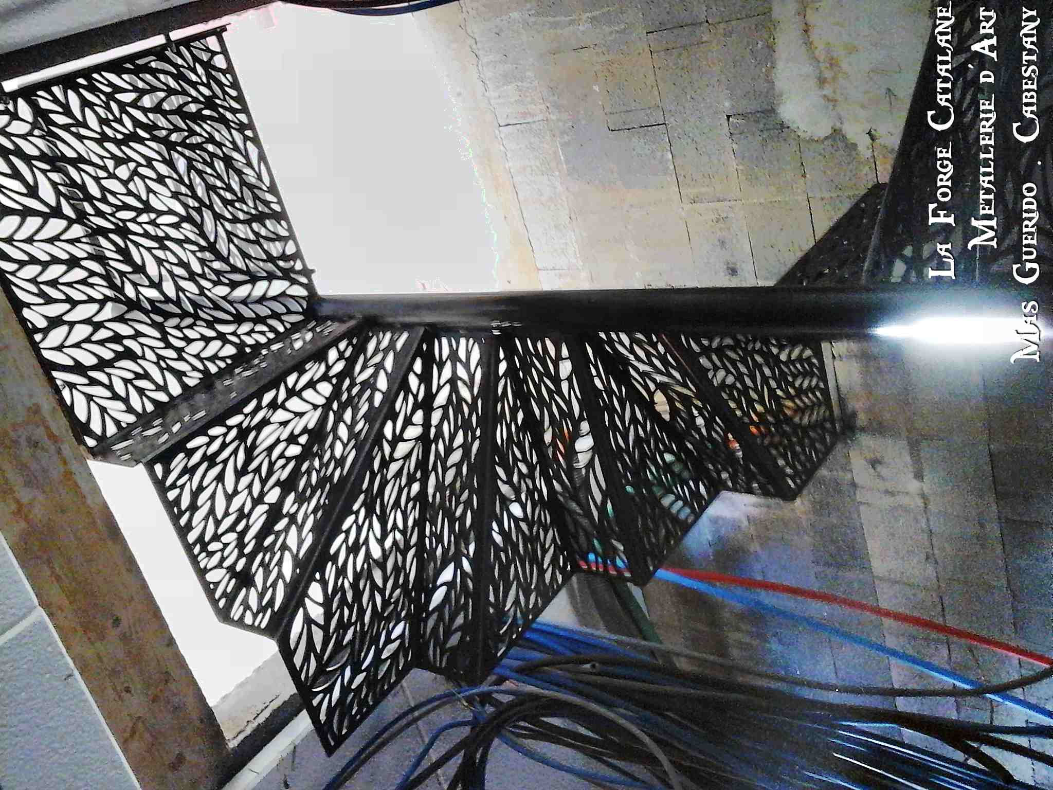 escalier fer decoupe laser motif moderne vegetal aerien lumineux forge catalane.jpg